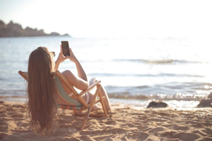 desconexion-digital-vacaciones -Persona relajada en la playa mirando al mar sin dispositivo electrónico — foto de Andrea Piacquadio en Pexels