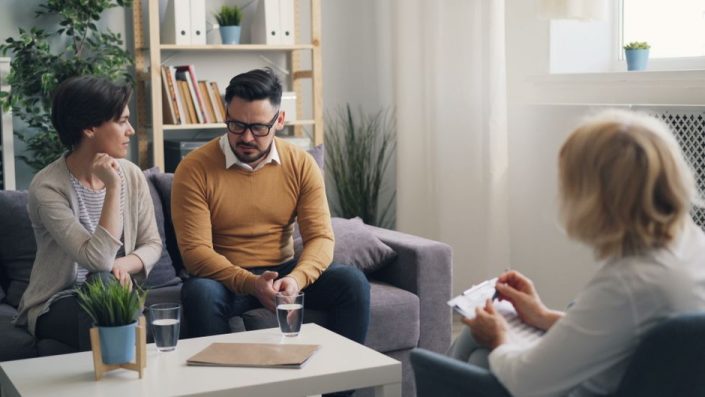 terapia de pareja online: terapia-pareja-online - Pareja conversando con un psicólogo a través