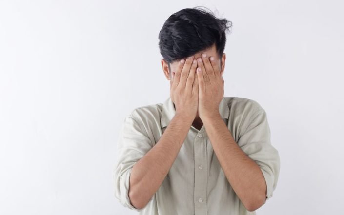 vergüenza - Persona sentada en el suelo con la cabeza baja y las manos cubriendo su rostro en señal de tristeza — foto de Sanket Mishra en Pexels